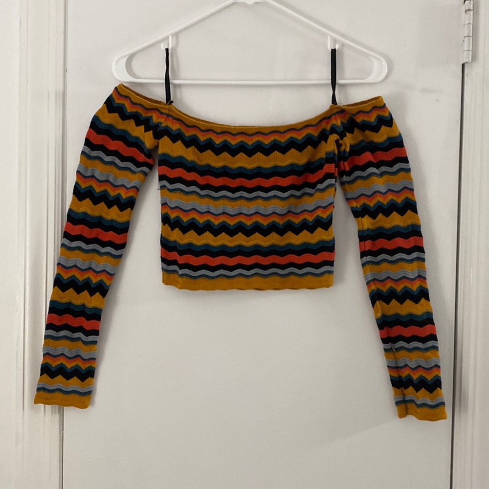 Vestique: worn once, adorable off the shoulder crop top. Beautiful bold pattern.